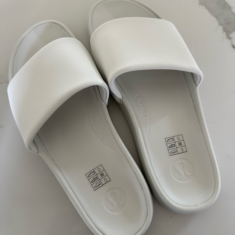 Brand new women’s Lululemon restfeel size 10 bone